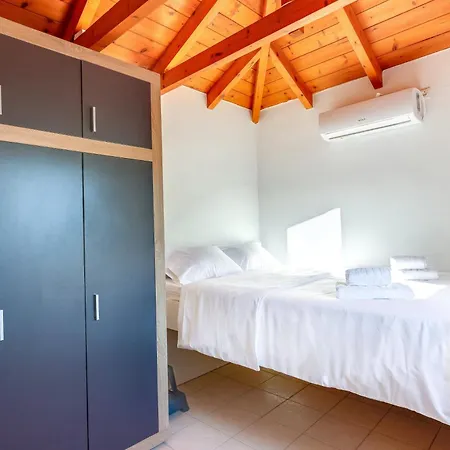 Koroni Beachfront Retreat, Private Garden Haven Koróni