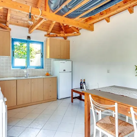 בית נופש Koroni Beachfront Retreat, Private Garden Haven Koróni