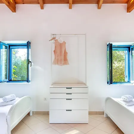 Koroni Beachfront Retreat, Private Garden Haven * Koróni
