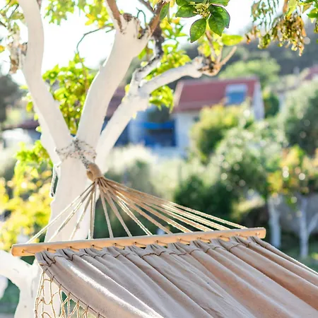 בית נופש Koroni Beachfront Retreat, Private Garden Haven Koróni