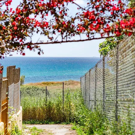 Koroni Beachfront Retreat, Private Garden Haven Koróni